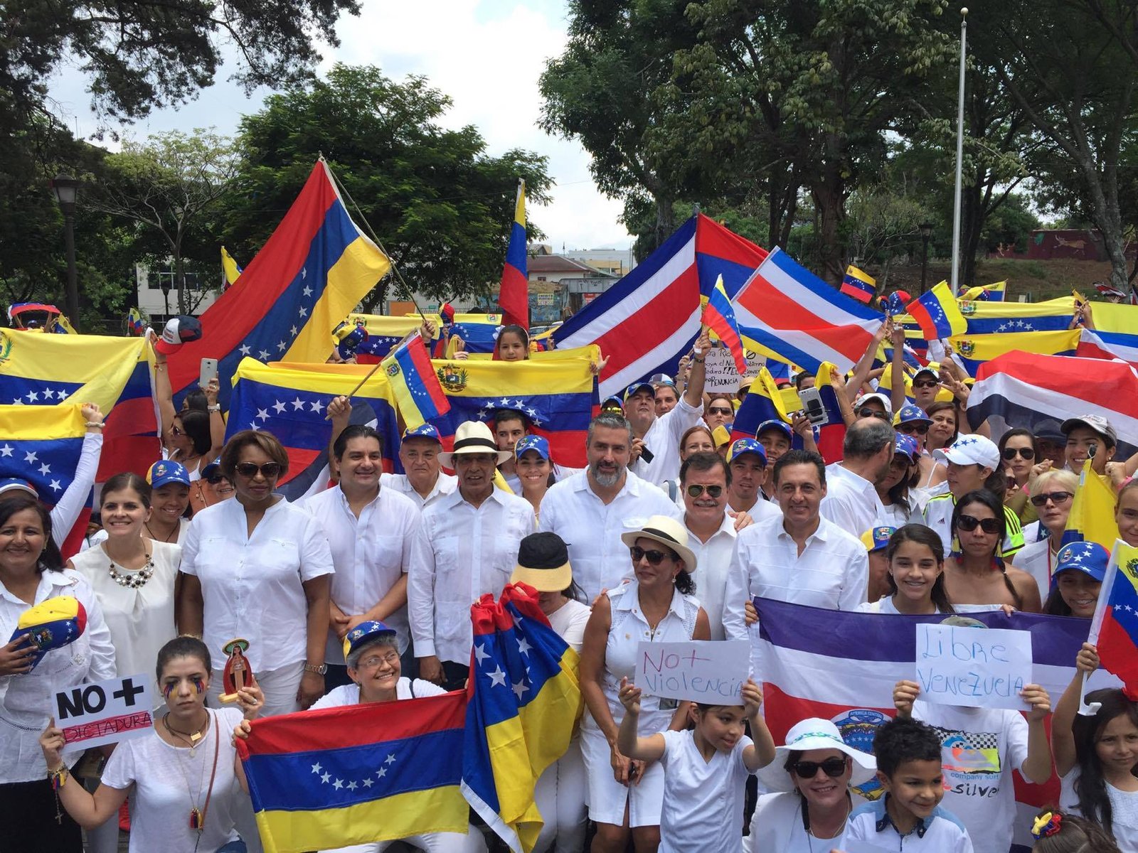 Inicio Costa Rica De blanco y con banderas, comunidad ... - El Mundo CR