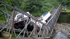 Colapsa puente bailey sobre el río Cataratas, tras imprudencia de dos conductores