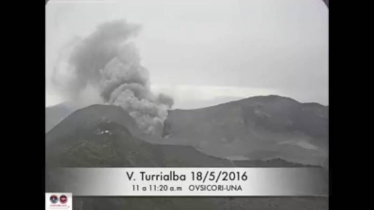 VIDEO: Volcán Poás suma 35 horas en erupción, lanzando rocas al rojo vivo