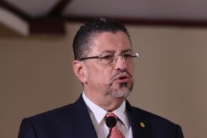 Rodrigo Chaves firmó la ley para detener el impuesto único a los combustibles