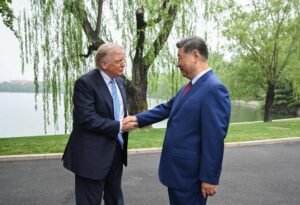 Donald Trump, presidente de Estados Unidos, y Xi Jinping, presidente de China, se saludan previo a la sesión bilateral en Beijing. Foto: Embajada de China en Costa Rica.