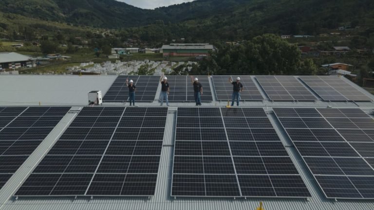 Cooperativa cafetalera industrializa su producción mediante el uso de paneles solares