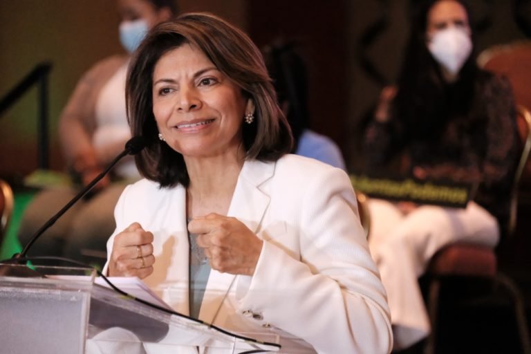 Laura Chinchilla cuestiona falta de diputadas en reunión con presidente Chaves