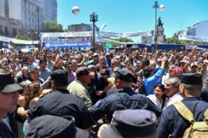 La mayor central obrera de Argentina no descarta convocar a una nueva huelga general